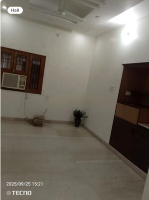 Room in 3 BHK Apartment at Hazratganj – for Rent