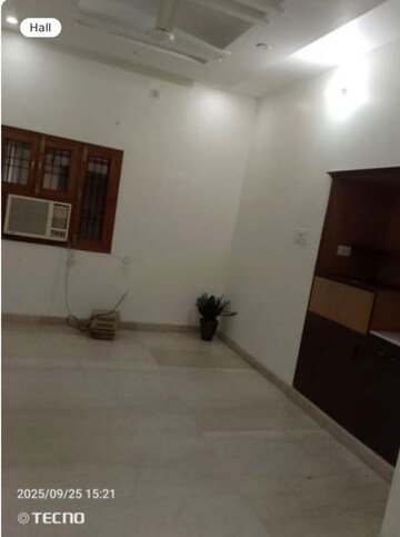 Room in 3 BHK Apartment at Hazratganj – for Rent