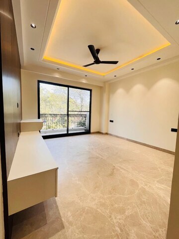 Room in 2 BHK Apartment at Suncity Avenue 76, Sector 76 – for Sale