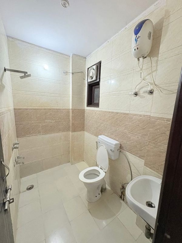 1 RkBuilder Floor For Rent in Saket