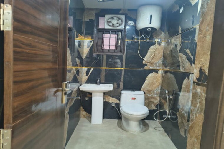 Gym, chattarpur 2 Bedroom 780 Sq.Ft. Builder Floor In Chattarpur Delhi 9985370