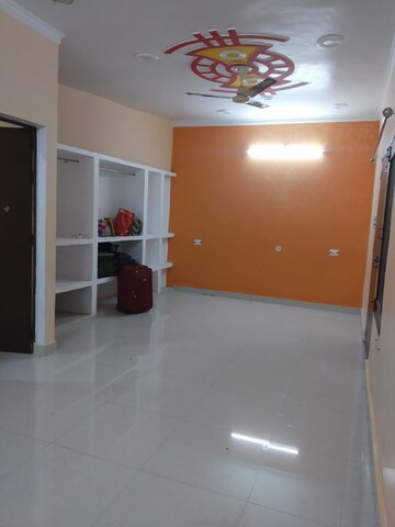 Room in 3 BHK Apartment at Gulmohar Apartments Hazratganj, Hazratganj – for Rent