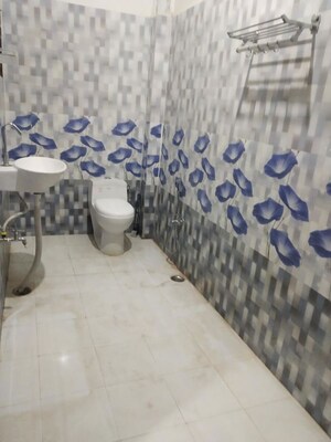 Parking in 3 BHK Apartment at Gulmohar Apartments Hazratganj, Hazratganj – for Rent