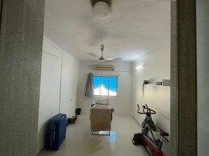 Bathroom in 3 BHK Apartment at Amber Croft Enex Apartment, Pali Hill – for Rent