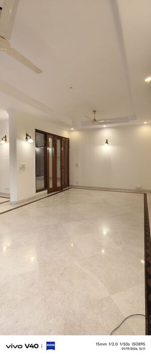 Room in 3 BHK Builder Floor at Defence Colony – for Rent