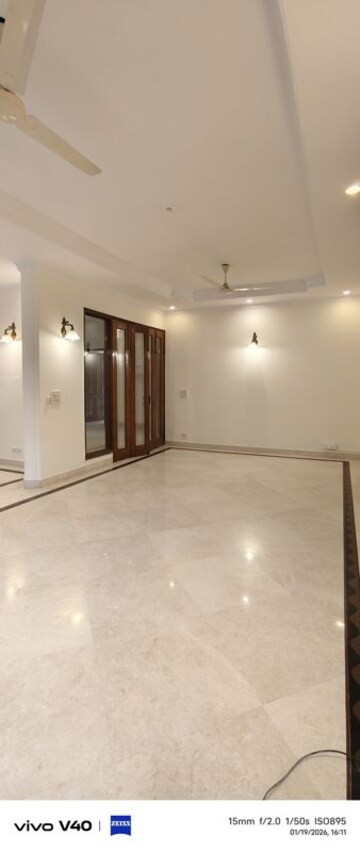 Room in 3 BHK Builder Floor at Defence Colony – for Rent