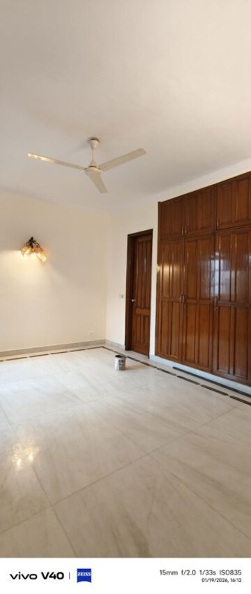 Room in 3 BHK Builder Floor at Defence Colony – for Rent