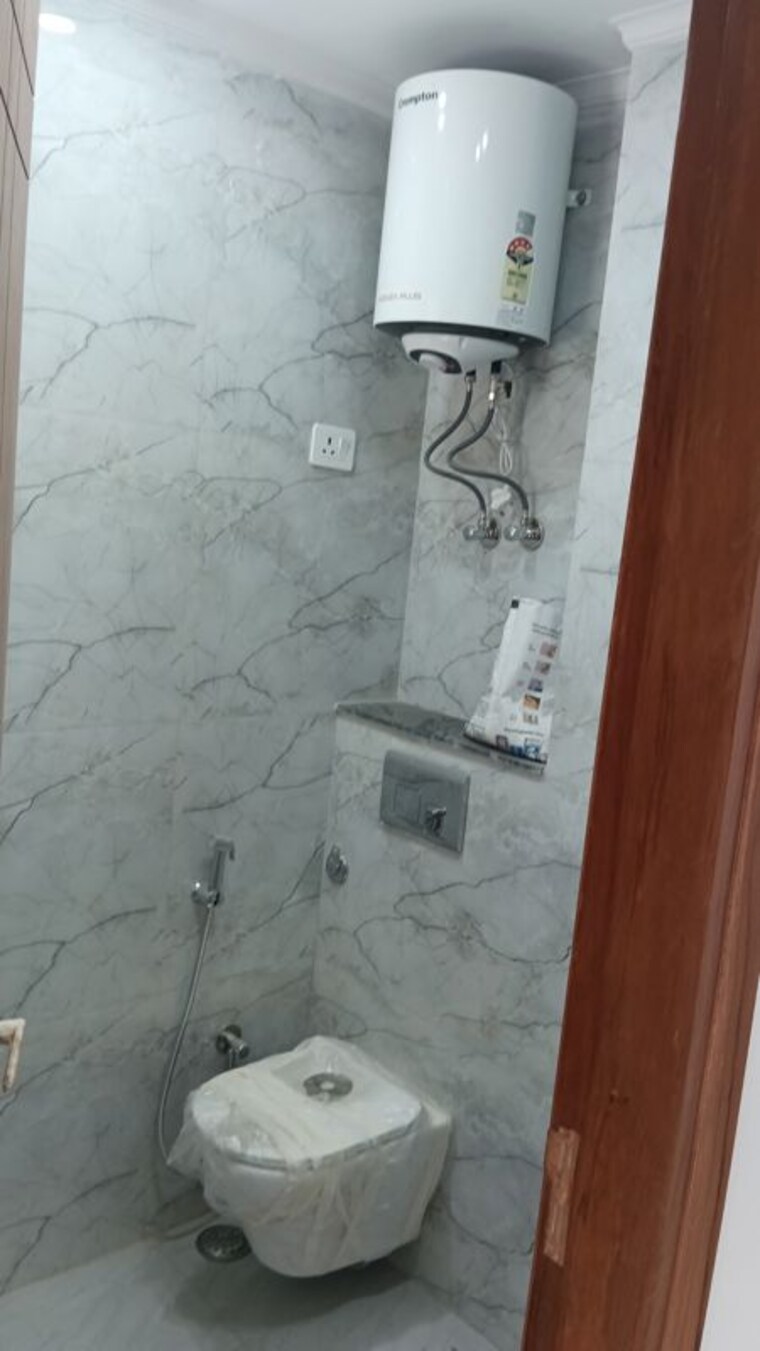 Bathroom, chattarpur 3 Bedroom 1100 Sq.Ft. Builder Floor In Chattarpur Delhi 9986000