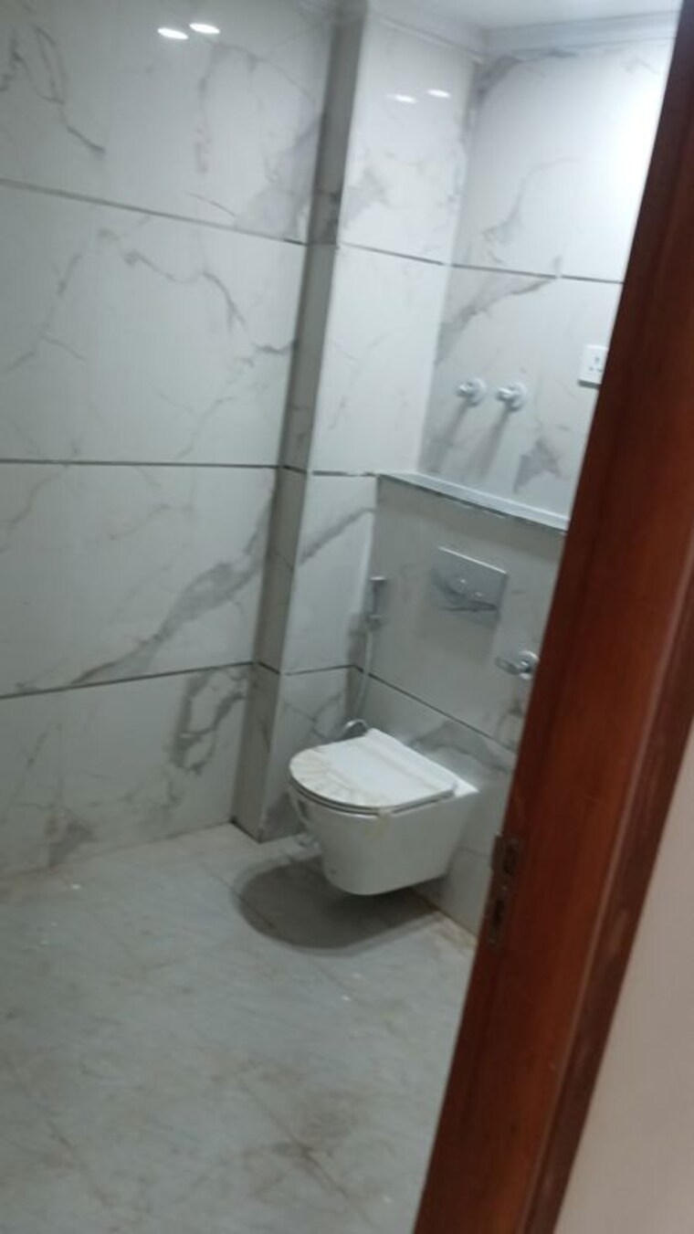 Bathroom, chattarpur 3 Bedroom 1100 Sq.Ft. Builder Floor In Chattarpur Delhi 9986000