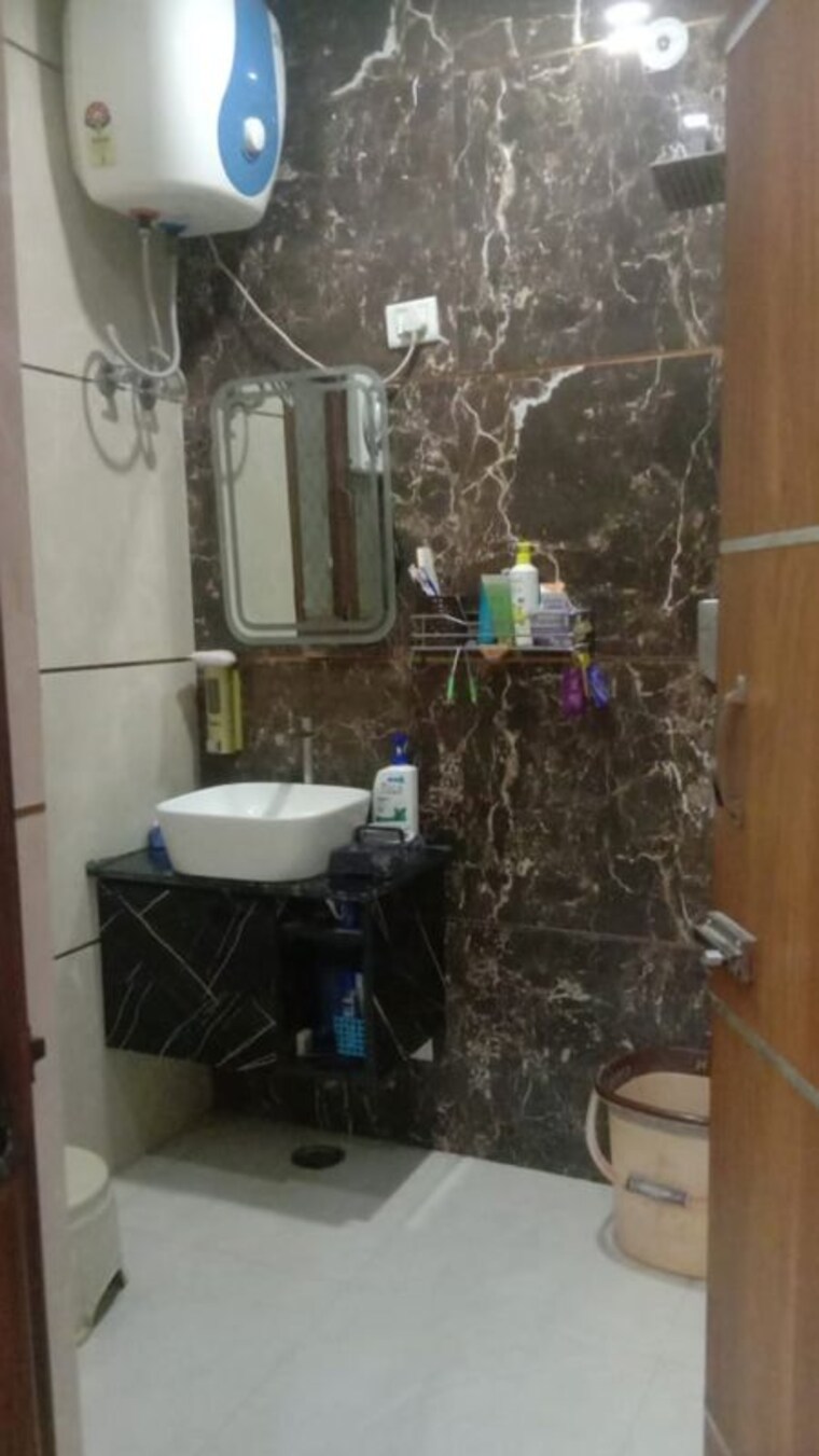 Team Area, avantika colony 3.5 Bedroom 240 Sq.Yd. Builder Floor In Avantika Colony Ghaziabad 9986036