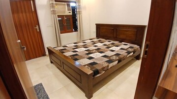 Room in 3 BHK Builder Floor at Virender Nagar – for Rent