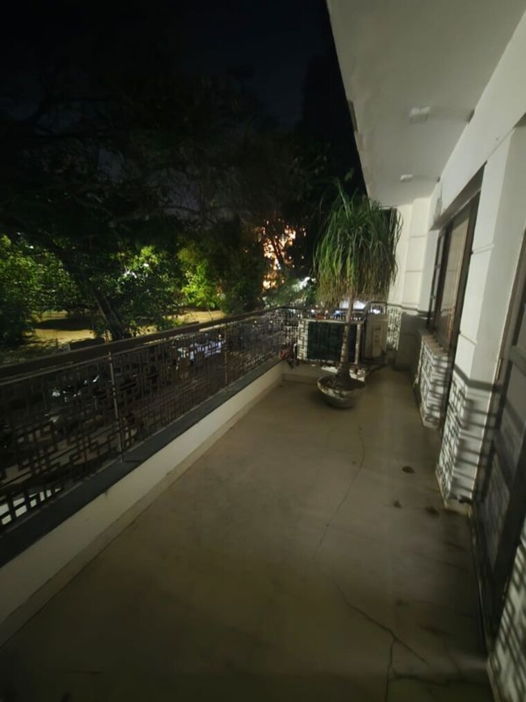 Balcony, safdarjung enclave 3 Bedroom 200 Sq.Yd. Builder Floor In Safdarjung Enclave Delhi 9986040