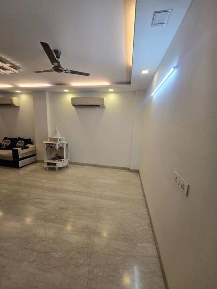  Parking, safdarjung enclave 3 Bedroom 200 Sq.Yd. Builder Floor In Safdarjung Enclave Delhi 9986040