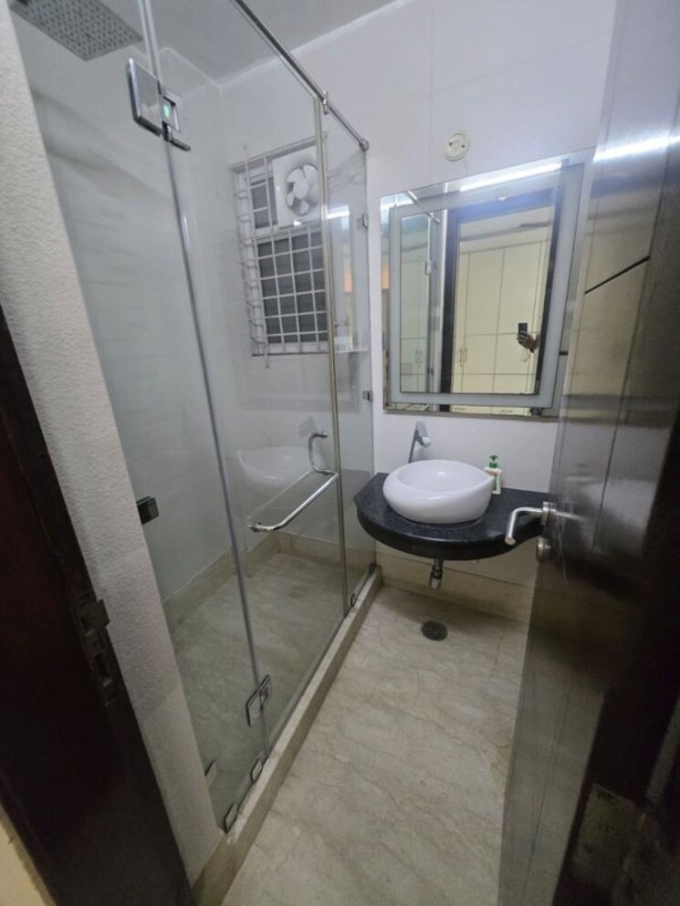 Bathroom, safdarjung enclave 3 Bedroom 200 Sq.Yd. Builder Floor In Safdarjung Enclave Delhi 9986040
