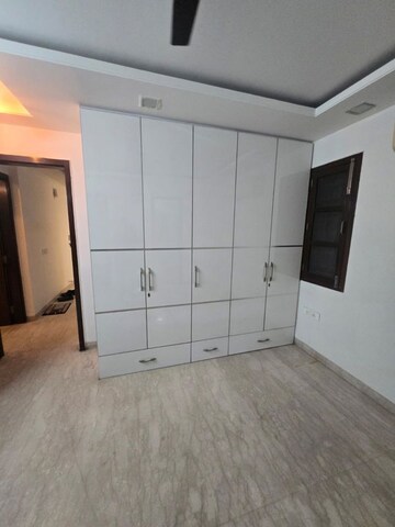 Room in 3 BHK Builder Floor at Safdarjung Enclave – for Rent