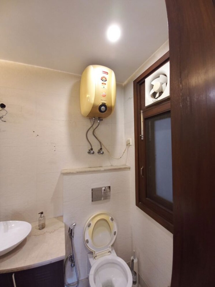 Bathroom, green park 3 Bedroom 200 Sq.Yd. Builder Floor In Green Park Delhi 9986058