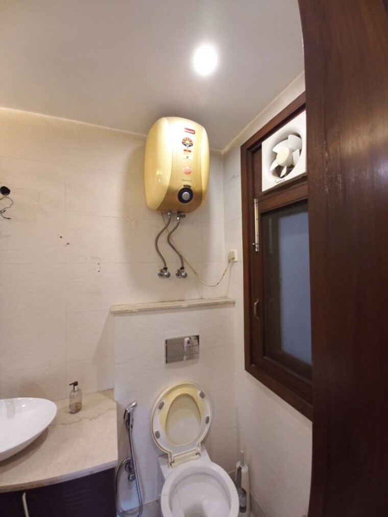 Bathroom, green park 3 Bedroom 200 Sq.Yd. Builder Floor In Green Park Delhi 9986058