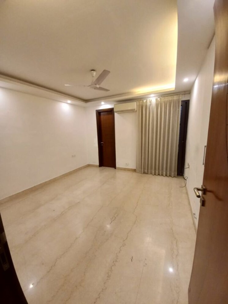 Room, green park 3 Bedroom 200 Sq.Yd. Builder Floor In Green Park Delhi 9986058