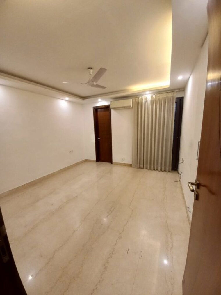 Room, green park 3 Bedroom 200 Sq.Yd. Builder Floor In Green Park Delhi 9986058
