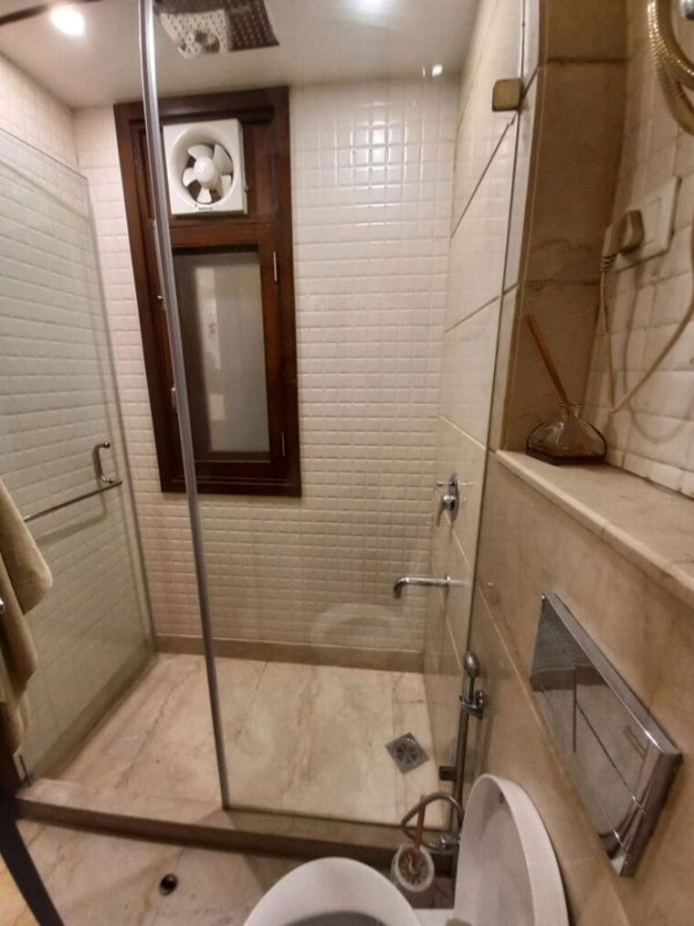 Bathroom, green park 3 Bedroom 200 Sq.Yd. Builder Floor In Green Park Delhi 9986058