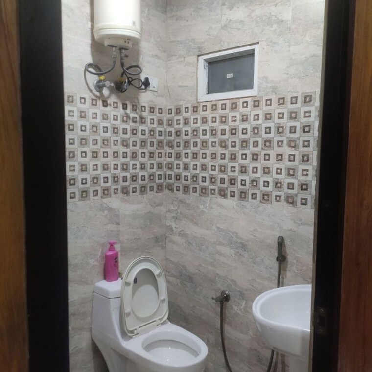 Bathroom, east of kailash 1 Bedroom 550 Sq.Ft. Builder Floor In East Of Kailash Delhi 9986114