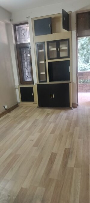 Room in 2.5 BHK Builder Floor at Janakpuri – for Rent