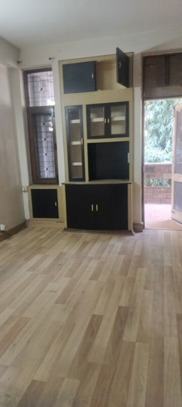 Room in 2.5 BHK Builder Floor at Janakpuri – for Rent