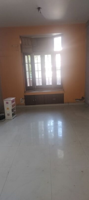 Room in 2.5 BHK Builder Floor at Janakpuri – for Rent