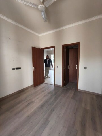 Room in 3 BHK Builder Floor at Central Park Flower Valley, Sohna Sector 33 – for Rent