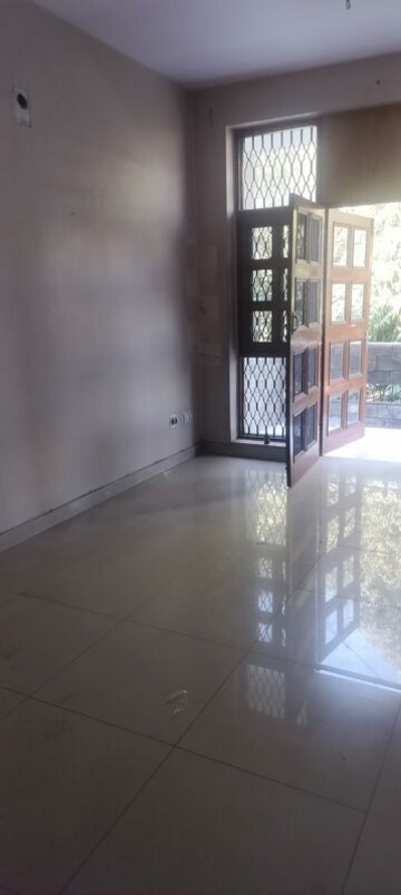 Room in 2.5 BHK Builder Floor at Janakpuri – for Rent