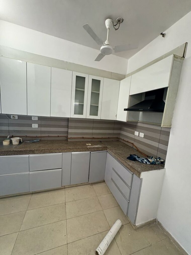 Kitchen, paras-dews 3.5 Bedroom 1760 Sq.Ft. Apartment In Panwala Khusropur Gurgaon 9986170