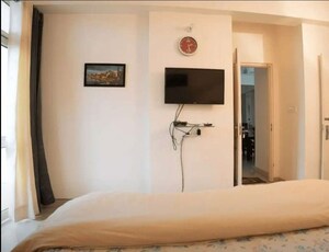 Room in 3 BHK Apartment at Hazratganj – for Rent