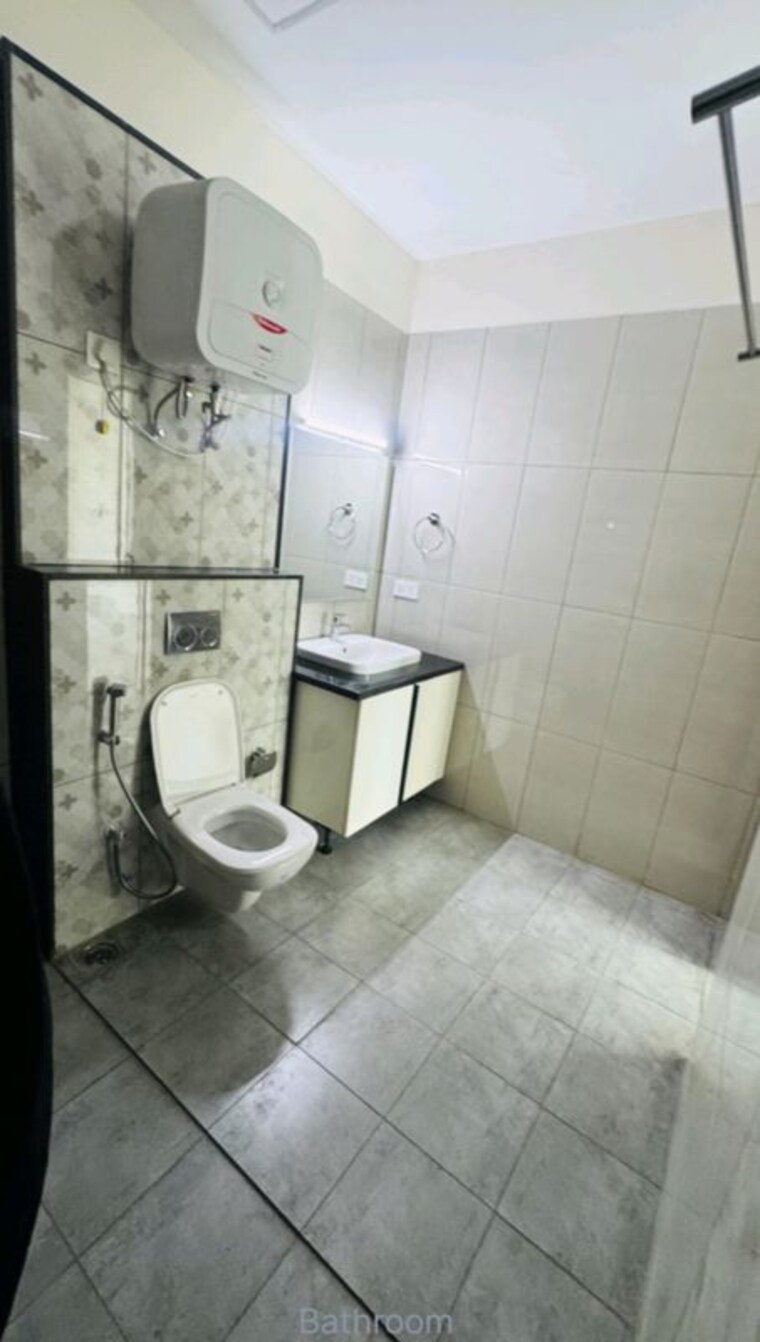 Washroom, uchdpl-veridia-oakwood-enclave 4 Bedroom 2385 Sq.Ft. Apartment In Wave City Ghaziabad 9986251