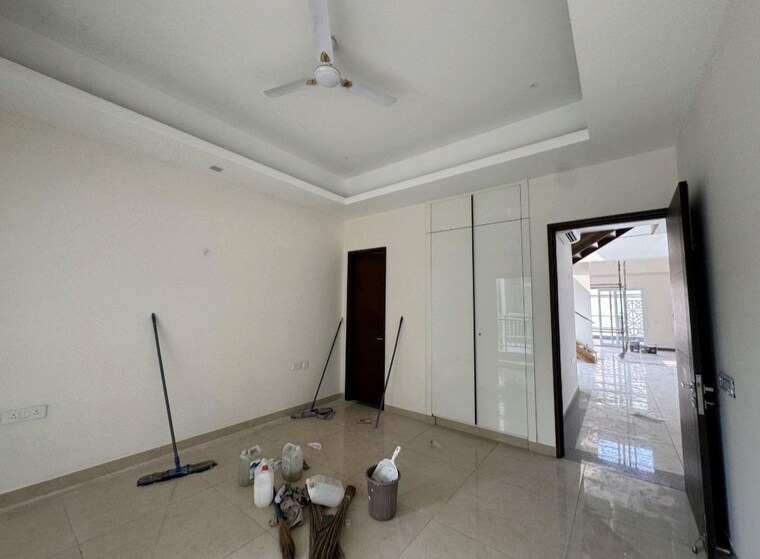 Room, uchdpl-veridia-oakwood-enclave 4 Bedroom 2385 Sq.Ft. Apartment In Wave City Ghaziabad 9986251