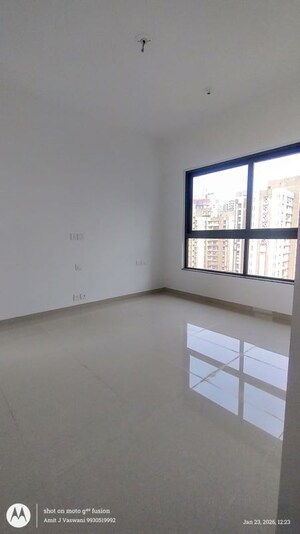 Room in 3 BHK Apartment at Kalpataru Immensa, Kolshet Road – for Rent