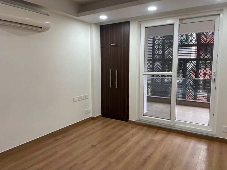 Room, navjeevan vihar 3 Bedroom 250 Sq.Yd. Builder Floor In Navjeevan Vihar Delhi 9986321