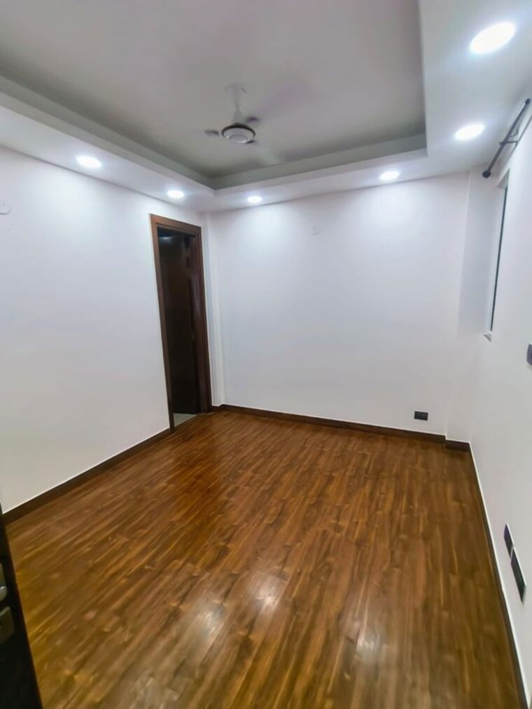 Room, east of kailash 3 Bedroom 130 Sq.Yd. Builder Floor In East Of Kailash Delhi 9986330