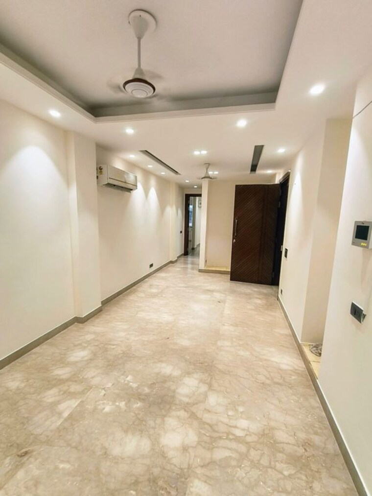 Room, east of kailash 3 Bedroom 130 Sq.Yd. Builder Floor In East Of Kailash Delhi 9986330