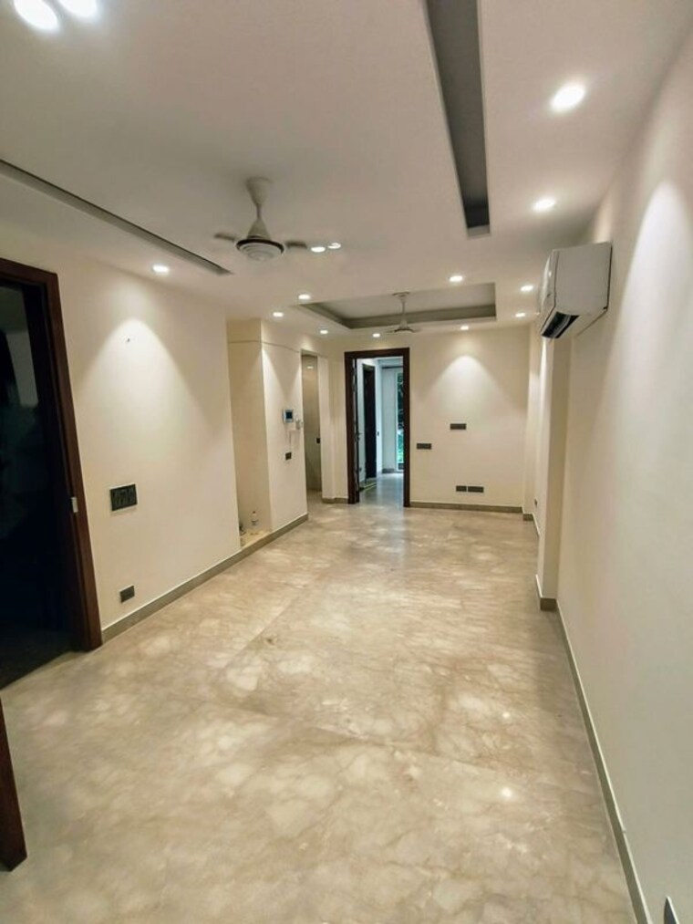 Room, east of kailash 3 Bedroom 130 Sq.Yd. Builder Floor In East Of Kailash Delhi 9986330