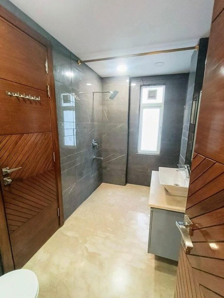 Bathroom, east of kailash 3 Bedroom 130 Sq.Yd. Builder Floor In East Of Kailash Delhi 9986330