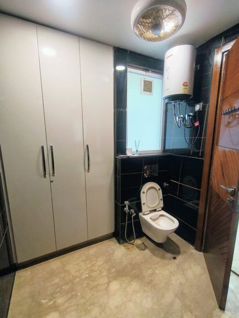 Bathroom, east of kailash 3 Bedroom 130 Sq.Yd. Builder Floor In East Of Kailash Delhi 9986330