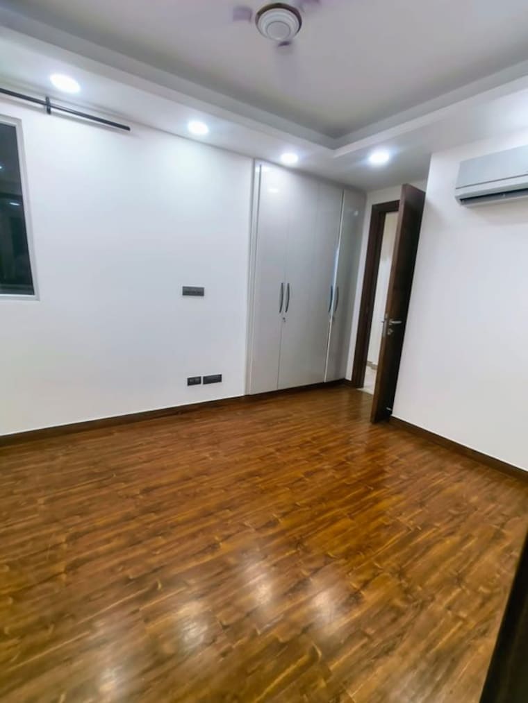 Room, east of kailash 3 Bedroom 130 Sq.Yd. Builder Floor In East Of Kailash Delhi 9986330