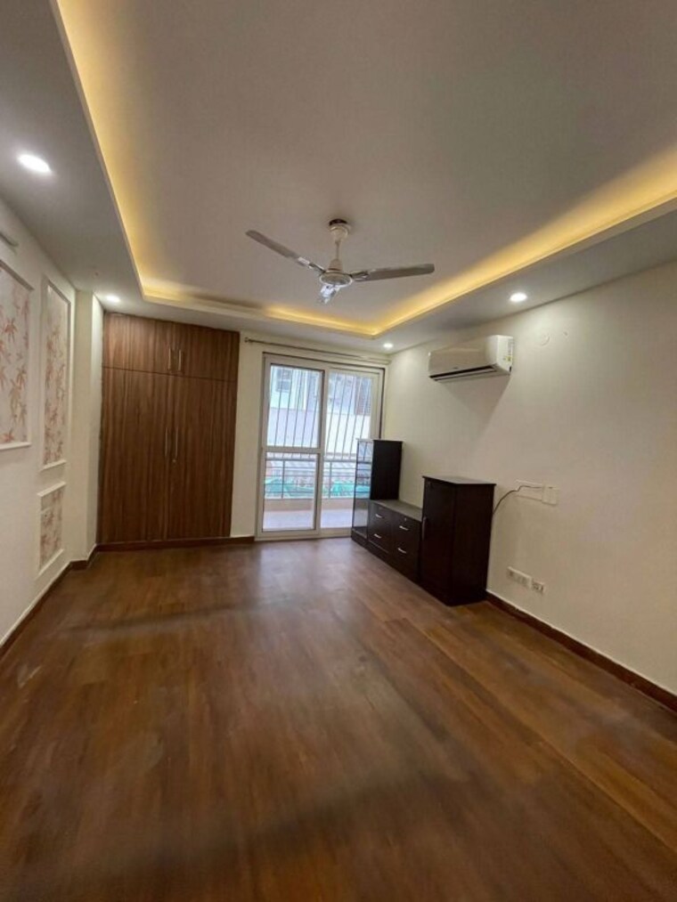 Room, sector 18 3 Bedroom 1863 Sq.Ft. Apartment In Sector 18 Gurgaon 9986351