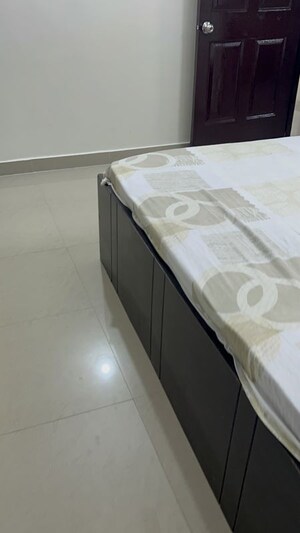 Room in 2.5 BHK Apartment at RG Luxury Homes, Sector 16b Greater Noida – for Rent