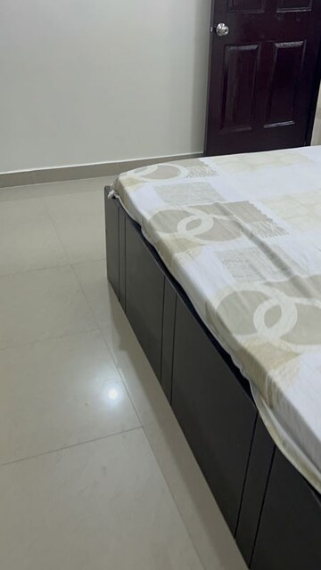 Room in 2.5 BHK Apartment at RG Luxury Homes, Sector 16b Greater Noida – for Rent