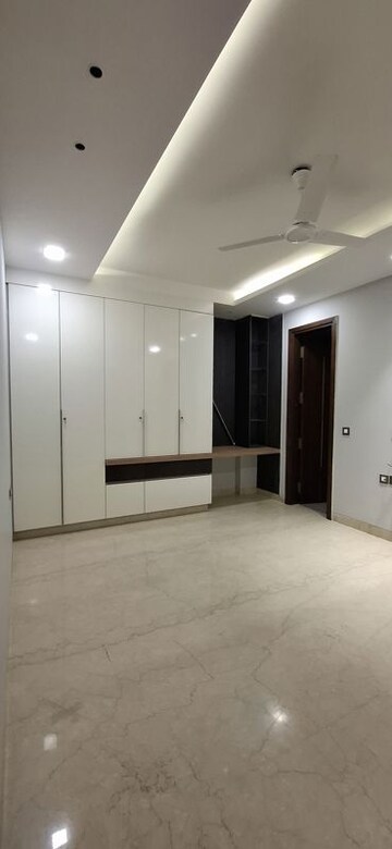 Room in 3 BHK Builder Floor at Nehru Enclave – for Rent