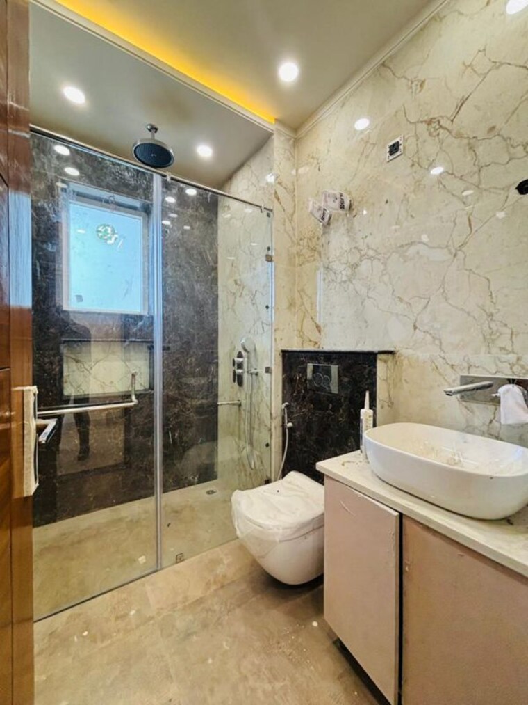 Attached Bathroom, bptp-green-oaks 3 Bedroom 180 Sq.Yd. Builder Floor In Sector 70a Gurgaon 9986387