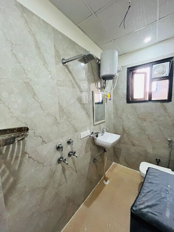 Bathroom in 1 BHK Builder Floor at RWA Residential Society, Sector 40 – for Rent