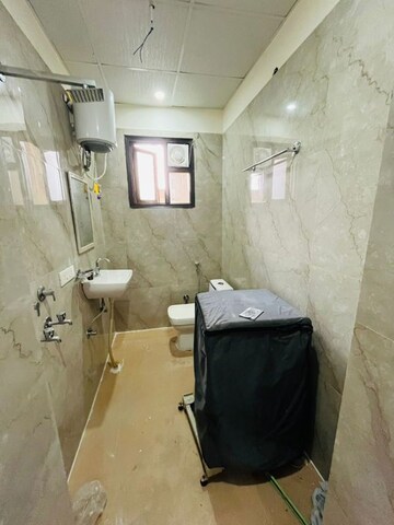 Bathroom in 1 BHK Builder Floor at RWA Residential Society, Sector 40 – for Rent