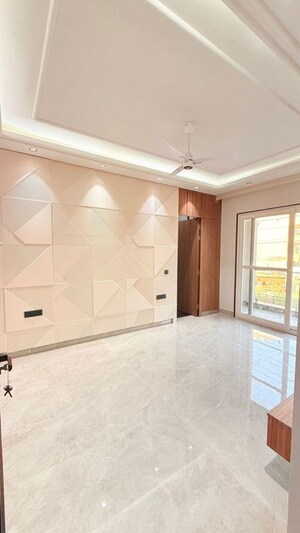 Room in 4 BHK Builder Floor at BPTP Green Oaks, Sector 70a – for Sale